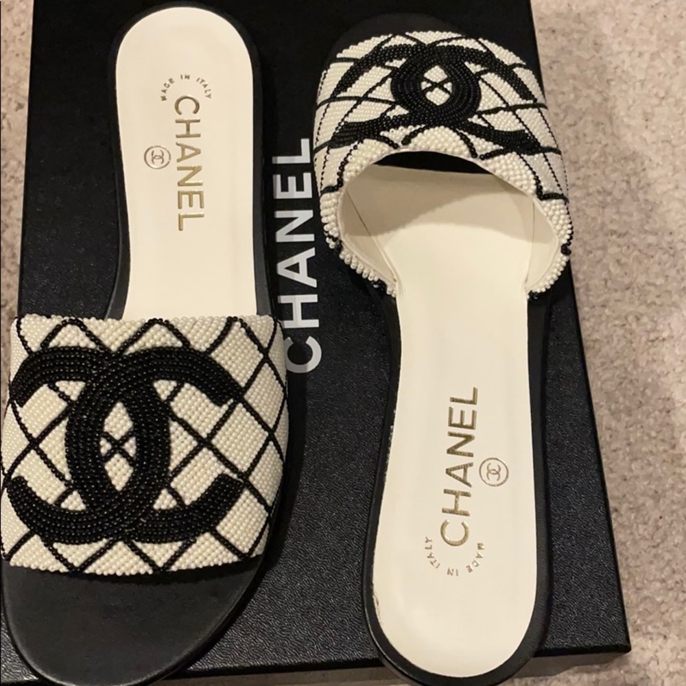 Chanel 20p white and black slide
